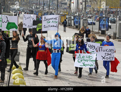 Kiev, Ucraina. 31 Mar, 2017. Gli ucraini vestito in abiti del filmato eroi portano cartelloni con divertenti iscrizioni, durante il super eroe giorno riunione sul Khreshchatyk Street a Kiev in Ucraina, il 31 marzo 2017 Credit: Serg Glovny/ZUMA filo/Alamy Live News Foto Stock