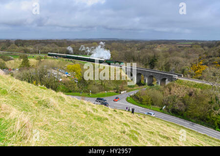 Corfe Castle, Dorset, Regno Unito. 31 Mar, 2017. La stazione ferroviaria di Swanage hosting di un vapore di gala per oltre 3 giorni con Bulleid locomotori per celebrare il cinquantesimo anniversario della operazione finale di bolina vapore servizio sulle ferrovie britanniche meridionale della regione. Nella foto è la locomotiva 34081 92 Squadron attraversato il viadotto prima di Corfe Castle stazione. Photo credit: Graham Hunt/Alamy Live News Foto Stock