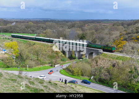 Corfe Castle, Dorset, Regno Unito. 31 Mar, 2017. La stazione ferroviaria di Swanage hosting di un vapore di gala per oltre 3 giorni con Bulleid locomotori per celebrare il cinquantesimo anniversario della operazione finale di bolina vapore servizio sulle ferrovie britanniche meridionale della regione. Nella foto è la locomotiva 34081 92 Squadron attraversato il viadotto prima di Corfe Castle stazione. Photo credit: Graham Hunt/Alamy Live News Foto Stock