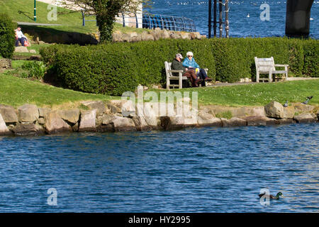 Southport, Merseyside. Il 31 marzo 2017. Regno Unito Meteo. Favoloso pomeriggio di sole e calda primavera temperature portare la gente sulla spiaggia della località balneare di Southport nel Merseyside. Credito: Cernan Elias/Alamy Live News Foto Stock