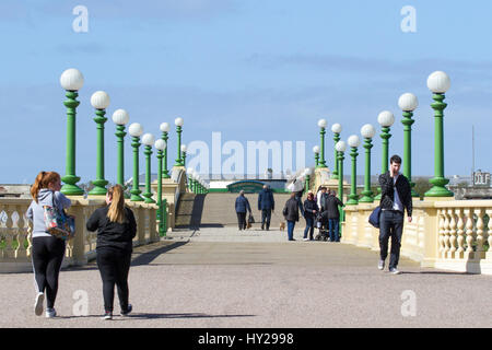 Southport, Merseyside. Il 31 marzo 2017. Regno Unito Meteo. Favoloso pomeriggio di sole e calda primavera temperature portare la gente sulla spiaggia della località balneare di Southport nel Merseyside. Credito: Cernan Elias/Alamy Live News Foto Stock