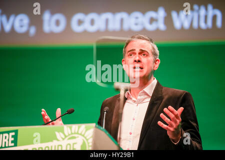 Co-leader del Partito Verde di Inghilterra e Galles, parlando al partito della conferenza. jonathan bartley verdi politica politici Foto Stock