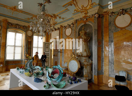 Rheinsberg Palace, Germania. 31 Mar, 2017. Il restaurato Sala della Shell di Rheinsberg Palace, Germania, 31 marzo 2017. La camera è stata creata su ordine del principe Heinrich di Prussia nel 1769. È l'unica superstite room interior dall'inizio periodo di creatività dell'architetto Carl Gotthard Langhans (1732-1808). Foto: Bernd Settnik/dpa-Zentralbild/dpa/Alamy Live News Foto Stock