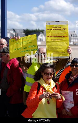 Erquy, Brittany, Francia. 31 Mar, 2017. Sulla campagna presidenziale di nuovo trail, Front National francese leader Marine Le Pen braves ala sinistra manifestanti per soddisfare i pescatori insoddisfatti presso il porto bretone dove la pesca e ostriche sono il pilastro dell'economia. Credito: Luca Peters/Alamy Live News Foto Stock