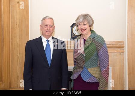 Londra, Regno Unito. 31 Mar, 2017. Stati Uniti Il Segretario della Difesa Jim Mattis durante un incontro con il Primo Ministro britannico Theresa a 10 Downing Street 31 marzo 2017 a Londra, Regno Unito. Credito: Planetpix/Alamy Live News Foto Stock