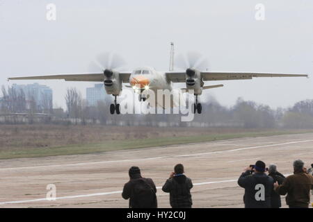 Kiev, Ucraina. 31 Mar, 2017. Un-132 luce trasporti aereo decolla in Svyatoshyn airfield in Kiev, capitale dell'Ucraina, il 31 marzo 2017. Ucraina-prodotto un-132 luce piano di trasporto ha preso per il cielo per la prima volta il venerdì, Stato ucraino-run produttore di aerei Antonov ha detto in una dichiarazione. Il multi-purpose piano, in grado di trasportare fino a 9,2 tonnellate di carico potrebbe essere usato in medicina di emergenza, antincendio, paracadutismo acrobatico, trasporto merci e missioni di ricognizione. Credito: Sergey/Xinhua/Alamy Live News Foto Stock