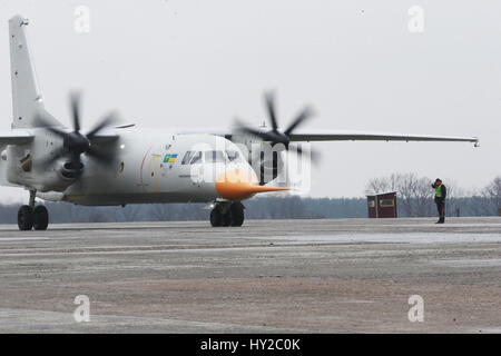 Kiev, Ucraina. 31 Mar, 2017. Un-132 leggero da trasporto aereo atterra all'Antonov airfield nella regione di Kiev, Ucraina, il 31 marzo 2017. Ucraina-prodotto un-132 luce piano di trasporto ha preso per il cielo per la prima volta il venerdì, Stato ucraino-run produttore di aerei Antonov ha detto in una dichiarazione. Il multi-purpose piano, in grado di trasportare fino a 9,2 tonnellate di carico potrebbe essere usato in medicina di emergenza, antincendio, paracadutismo acrobatico, trasporto merci e missioni di ricognizione. Credito: Sergey/Xinhua/Alamy Live News Foto Stock