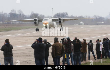 Kiev, Ucraina. 31 Mar, 2017. Un-132 luce trasporti aereo decolla in Svyatoshyn airfield in Kiev, capitale dell'Ucraina, il 31 marzo 2017. Ucraina-prodotto un-132 luce piano di trasporto ha preso per il cielo per la prima volta il venerdì, Stato ucraino-run produttore di aerei Antonov ha detto in una dichiarazione. Il multi-purpose piano, in grado di trasportare fino a 9,2 tonnellate di carico potrebbe essere usato in medicina di emergenza, antincendio, paracadutismo acrobatico, trasporto merci e missioni di ricognizione. Credito: Sergey/Xinhua/Alamy Live News Foto Stock