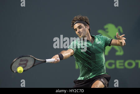 Miami, FL, Stati Uniti d'America. 31 Mar, 2017. Roger Federer (SUI) in azione qui, riproduce Nick Kyrgios(AUS) al 2017 Miami Open match di tennis il 30 marzo 2017, presso il Centro Tennis di Crandon Park di Key Biscayne, FL. Credito: Andrea, Patrono/ZUMA filo/Alamy Live News Foto Stock