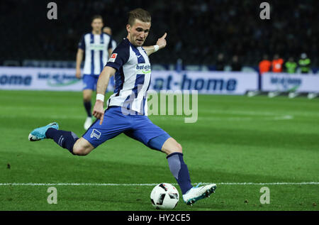 Berlino, Germania. 31 Mar, 2017. Hertha Peter Pekarik spara al cliente durante un match della Bundesliga Hoffenheim contro a Berlino, capitale della Germania, Marzo 31, 2017. Hertha perso 1-3. Credito: Shan Yuqi/Xinhua/Alamy Live News Foto Stock