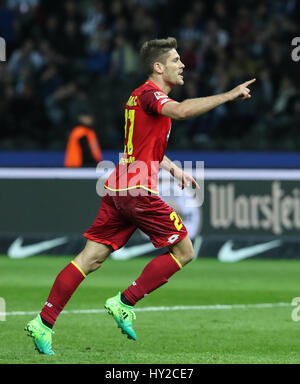 Berlino, Germania. 31 Mar, 2017. Hoffenheim's Andrej Kramaric celebra durante un match della Bundesliga contro Hertha Berlino, capitale della Germania, Marzo 31, 2017. Hoffenheim ha vinto 3-1. Credito: Shan Yuqi/Xinhua/Alamy Live News Foto Stock