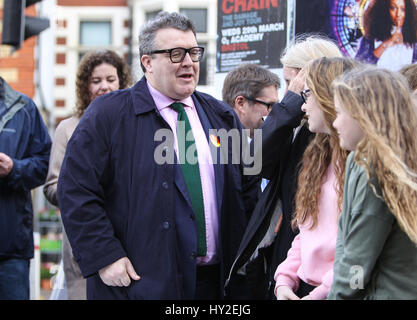 Il cantone, Cardiff, Galles, UK. Il 1 aprile 2017. Vice leader del partito laburista: Tom Watson, presta il suo supporto al mercato locale del lavoro del team di partito, Stephen Cunnah, Susan Elsmore e Ramesh Patel, sulle strade del Cantone, Cardiff, per le loro prossime elezioni locali. Andrew Lewis/Alamy Live News Foto Stock