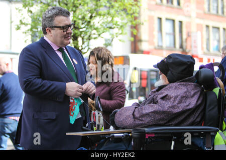 Il cantone, Cardiff, Galles, UK. Il 1 aprile 2017. Vice leader del partito laburista: Tom Watson, presta il suo supporto al mercato locale del lavoro del team di partito, Stephen Cunnah, Susan Elsmore e Ramesh Patel, sulle strade del Cantone, Cardiff, per le loro prossime elezioni locali. Andrew Lewis/Alamy Live News Foto Stock