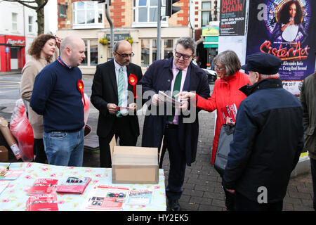 Il cantone, Cardiff, Galles, UK. Il 1 aprile 2017. Vice leader del partito laburista: Tom Watson, presta il suo supporto al mercato locale del lavoro del team di partito, Stephen Cunnah, Susan Elsmore e Ramesh Patel, sulle strade del Cantone, Cardiff, per le loro prossime elezioni locali. Andrew Lewis/Alamy Live News Foto Stock