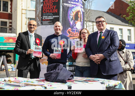 Il cantone, Cardiff, Galles, UK. Il 1 aprile 2017. Vice leader del partito laburista: Tom Watson, presta il suo supporto al mercato locale del lavoro del team di partito, Stephen Cunnah, Susan Elsmore e Ramesh Patel, sulle strade del Cantone, Cardiff, per le loro prossime elezioni locali. Andrew Lewis/Alamy Live News Foto Stock