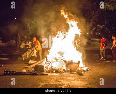 Asuncion in Paraguay. 31 Maggio, 2017. Manifestanti incendiare oggetti in fiamme di fronte alla sede centrale della polizia nazionale in Asunción, Paraguay 31 marzo 2017. In precedenza il governo aveva lanciato un tentativo di imporre la costituzionalmente vietato la rielezione del Presidente del Parlamento. Di fronte al Parlamento, una dimostrazione di oppositori della rielezione sono state soddisfatte da una grande operazione di polizia. Alcuni manifestanti sono stati feriti da proiettili di gomma. Foto: Javier Medina/dpa Credito: dpa picture alliance/Alamy Live News Foto Stock