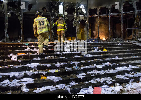 Asuncion in Paraguay. 31 Maggio, 2017. Vigile del fuoco al lavoro di fronte al Parlamento europeo a seguito degli scontri in Asunción, Paraguay 31 marzo 2017. In precedenza il governo aveva lanciato un tentativo di imporre la costituzionalmente vietato la rielezione del Presidente del Parlamento. Di fronte al Parlamento, una dimostrazione di oppositori della rielezione sono state soddisfatte da una grande operazione di polizia. Alcuni manifestanti sono stati feriti da proiettili di gomma. Foto: Javier Medina/dpa Credito: dpa picture alliance/Alamy Live News Foto Stock