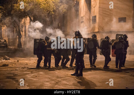 Asuncion in Paraguay. 31 Maggio, 2017. Scontri durante una manifestazione di protesta in Asunción, Paraguay 31 marzo 2017. Poco prima che il governo aveva lanciato un tentativo di imporre la costituzionalmente vietato la rielezione del Presidente del Parlamento. Di fronte al Parlamento, una dimostrazione di oppositori della rielezione sono state soddisfatte da una grande operazione di polizia. Alcuni manifestanti sono stati feriti da proiettili di gomma. Foto: Javier Medina/dpa Credito: dpa picture alliance/Alamy Live News Foto Stock