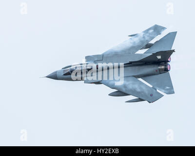 RAF Lossiemouth, Scotland, Regno Unito. Il 31 marzo, 2017. Il Tornado GR4 flypast a RAF Lossiemouth per contrassegnare lo scioglimento del XV(R) Sqn dopo 102 anni di servizio continuo. 15 Squadron è stato formato il 1 marzo 1915 a Farnborough in Hampshire. Aeromobile da RAF Marham. Credito: Andrew Gransden/Alamy Live News Foto Stock