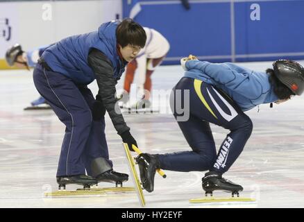 (170401) -- Shanghai, 1 aprile 2017 (Xinhua) -- Wang Wei (L), campione del mondo di short track pattinaggio e un pullman di Shanghai Feiyang centro di pattinaggio, incarica uno studente a Shanghai in Cina orientale, Marzo 15, 2017. Con il successo di Pechino e Zhangjiakou licitazione per il 2022 Giochi Olimpici Invernali, sport invernali sta diventando sempre più popolare in Cina, compresi Shanghai. Shanghai ha 11 le piste di pattinaggio sul ghiaccio e oltre 800 atleti iscritti di sport invernali. La combinazione di sport con l'istruzione è la caratteristica di Shanghai sport invernali lo sviluppo. Nel 2012, il primo luogo di arricciatura fu costruito nella sports cen Foto Stock