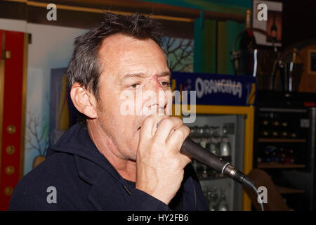 Parigi, Francia. Il 31 marzo, 2017. Jean-Luc Reichmann canta durante la serata di apertura del trono equo per il beneficio dell'Associazione Petits Princes, che festeggia il suo trentesimo anniversario di quest'anno. Credito: Bernard Menigault/Alamy Live News Foto Stock