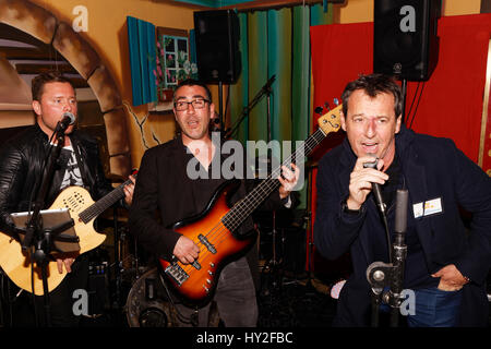 Parigi, Francia. Il 31 marzo, 2017. Jean-Luc Reichmann canta durante la serata di apertura del trono equo per il beneficio dell'Associazione Petits Princes, che festeggia il suo trentesimo anniversario di quest'anno. Credito: Bernard Menigault/Alamy Live News Foto Stock