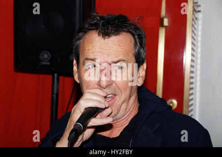 Parigi, Francia. Il 31 marzo, 2017. Jean-Luc Reichmann canta durante la serata di apertura del trono equo per il beneficio dell'Associazione Petits Princes, che festeggia il suo trentesimo anniversario di quest'anno. Credito: Bernard Menigault/Alamy Live News Foto Stock