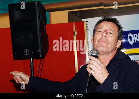 Parigi, Francia. Il 31 marzo, 2017. Jean-Luc Reichmann canta durante la serata di apertura del trono equo per il beneficio dell'Associazione Petits Princes, che festeggia il suo trentesimo anniversario di quest'anno. Credito: Bernard Menigault/Alamy Live News Foto Stock