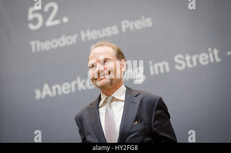 Stuttgart, Germania. 1 Aprile, 2017. Timothy Garton Ash, British pubblicista e storico, sorrisi a premio della cinquantaduesima Theodor Heuss premio al Haus der Wirtschaft in Stuttgart, Germania, 01 aprile 2017. La cenere ha ottenuto il premio per il suo libro 'Free Speech' in ciò che riguarda la libertà di espressione nel mondo della rete sono indirizzati. Foto: Christoph Schmidt/dpa/Alamy Live News Foto Stock