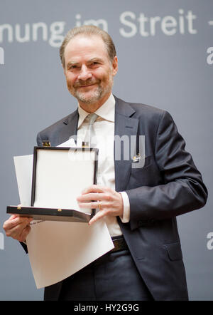 Stuttgart, Germania. 1 Aprile, 2017. Timothy Garton Ash, British pubblicista e storico tenendo la Theodor Heuss premio al premio della cinquantaduesima Theodor Heuss premio al Haus der Wirtschaft in Stuttgart, Germania, 01 aprile 2017. La cenere ha ottenuto il premio per il suo libro 'Free Speech' in ciò che riguarda la libertà di espressione nel mondo della rete sono indirizzati. Foto: Christoph Schmidt/dpa/Alamy Live News Foto Stock