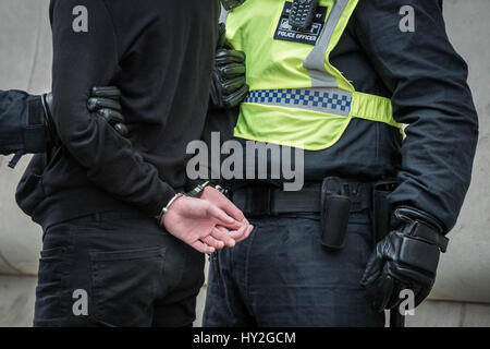 Londra, Regno Unito. Il 1 aprile, 2017. Gruppi Anti-Fascist compresi Unite contro il fascismo (UAF) si scontrano con la polizia con alcuni arresti essendo effettuate mentre il contro-protestando di estrema destra nazionalista britannico gruppi tra cui la Gran Bretagna prima e la difesa inglese League (EDL) durante il loro "marzo contro il terrorismo" attraverso il centro di Londra alla luce dei recenti attacchi terroristici a Westminster. La polizia ha arrestato 14 persone durante gli scontri. © Guy Corbishley/Alamy Live News Foto Stock