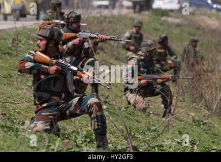 (170401) -- SRINAGAR, 1 aprile 2017 (Xinhua) -- esercito indiano troopers prendere posizione dopo essere stato attaccato da militanti a Bemina tangenziale sulla periferia di Srinagar city, la capitale estiva di Indiano-Kashmir controllata, 1 aprile 2017. Almeno quattro esercito indiano troopers sono stati feriti sabato dopo i militanti hanno attaccato un esercito indiano in covey irrequieta indiano-Kashmir controllata, hanno detto i funzionari. (Xinhua/Javed Dar) (ZF) Foto Stock