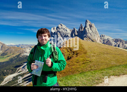 Giovani turisti nella parte anteriore del Seceda montagna nelle Dolomiti, Italia Foto Stock