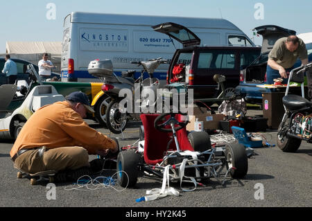 Santa Pod, Regno Unito - 23 Aprile 2010: energia alternativa racing a Santa Pod Raceway. Gli ingegneri che lavorano su un assortimento di veicoli elettrici prima di iniziare il test ru Foto Stock