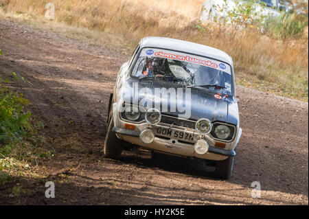 Aldershot, Regno Unito - 3 Novembre 2012: Mike Hall il pilotaggio di un classico Ford Escort Messico sul padiglione del palco di MSA Tempest Rally vicino a Aldershot, Regno Unito Foto Stock