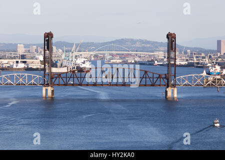 Ponte Ferroviario sul fiume Willamette a Portland, Oregon, Stati Uniti d'America. Foto Stock