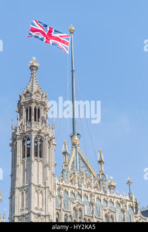 Union Jack flag sventola sopra il sovrano di ingresso, la Casa del Parlamento, Westminster, Londra, Inghilterra. Foto Stock