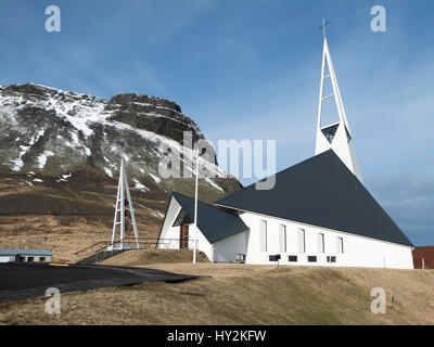 La moderna Chiesa nella piccola cittadina di Ólafsvík, sul lato nord della penisola di Snaefellsnes, Islanda Foto Stock