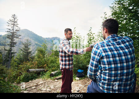 Gli escursionisti in appoggio su un sentiero forestale di bere il caffè Foto Stock