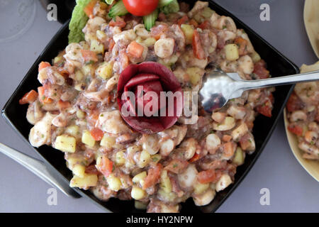 Insalata di Polpo con olive, patate e pomodori Foto Stock