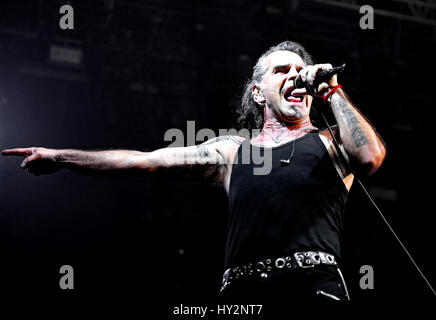 Padova Padova, PD, Italia - 29 Marzo 2017: Piero Pelu il cantante dei Litfiba una rock band italiana sul palco durante il concerto dal vivo a Padova in Ita Foto Stock
