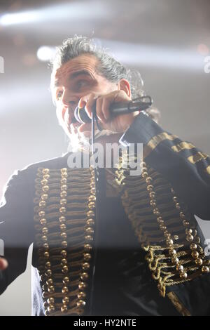 Padova Padova, PD, Italia - 29 Marzo 2017: Piero Pelu il cantante dei Litfiba una rock band italiana sul palco durante il concerto dal vivo a Padova in Ita Foto Stock