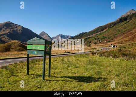 Ingresso al Glen Shiel, segnaletica, A87, strada a Isles, Highland, Scotland, Regno Unito Foto Stock