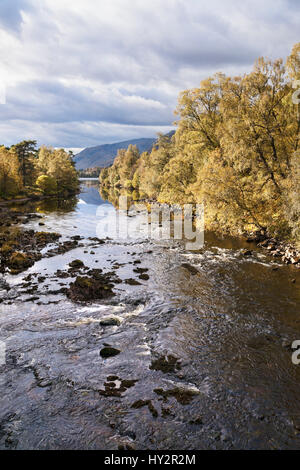 Verticale, Glen Affric fiume Affric, Inverness, Highland, Scotland, Regno Unito Foto Stock