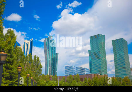 Edifici e complessi residenziali situati nella città di Astana Foto Stock