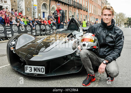 Dublino, Irlanda: 30 APR 2016 - BAC il test driver Oliver Webb con la BAC Mono auto del team prima della partenza della Gumball Rally 3000 2016, da Dublino a Budapest. Foto Stock