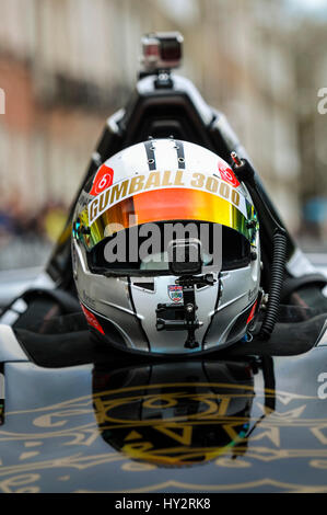 Dublino, Irlanda: 30 APR 2016 - Un casco si appoggia sulla BAC Mono auto del team prima della partenza della Gumball Rally 3000 2016, da Dublino a Budapest. Foto Stock