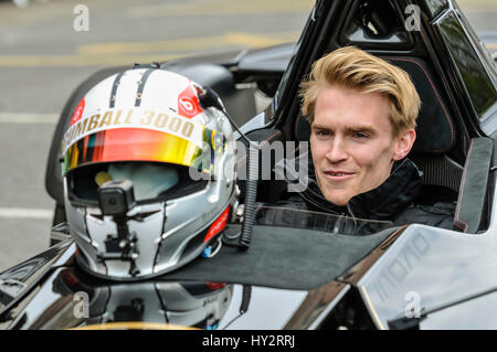 Dublino, Irlanda: 30 APR 2016 - Oliver Webb, test driver per la BAC prima della partenza della Gumball Rally 3000 2016, da Dublino a Budapest. Foto Stock