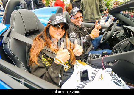 Dublino, Irlanda. 01 MAGGIO 2016 - padre e figlia ottenere pronto per impostare off da Dublino sulla prima gamba del Gumball 3000 a Budapest nel loro progetto Jaguar 7. Foto Stock