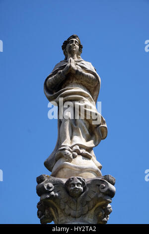 La statua della Vergine Maria su di una colonna di fronte alla chiesa di Santa Caterina di Alessandria in Krapina, Croazia Foto Stock